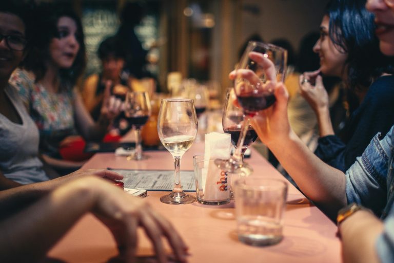 gambar orang sedang di meja makan